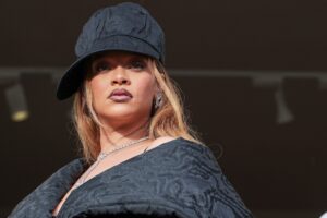 Fans Call Rihanna’s Performance at Billionaire’s Bash ‘Lazy’ but Some Theorize She Was Hiding Something