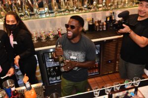 Kevin Hart Wants to Have a Drink With You