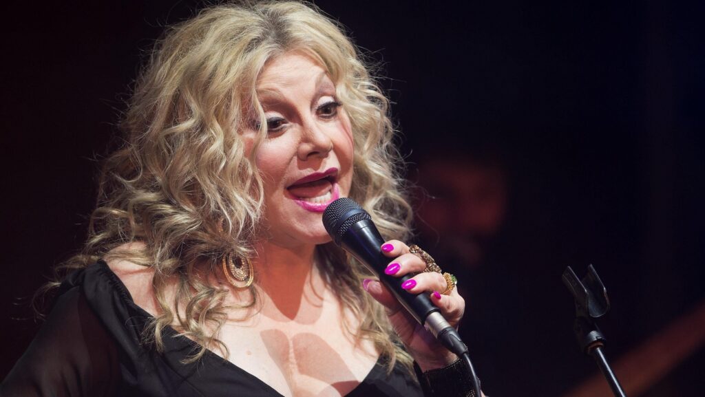 Is Dolly Parton’s Sister A Racist? Here Are Her Comments— You Decide