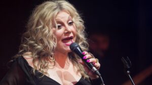 Is Dolly Parton’s Sister A Racist? Here Are Her Comments— You Decide